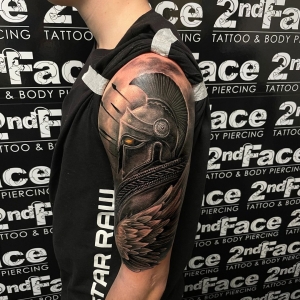 Tatuaj brat barbat luptator cu aripa