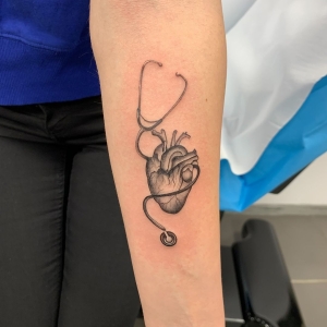 Tatuaj inima pe antebrat femeie