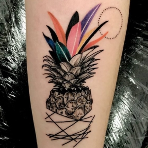tatuaj ananas pe mana femeie