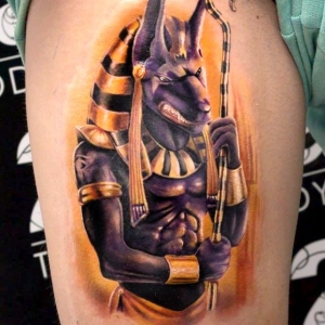 anubis color tatuaj pe picior femeie