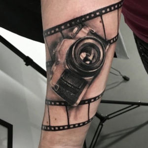 aparat foto film tatuaj pe antebrat barbat