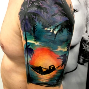 apus peisaj tatuaj color pe brat barbat