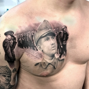 tatuaj portret piept barbat