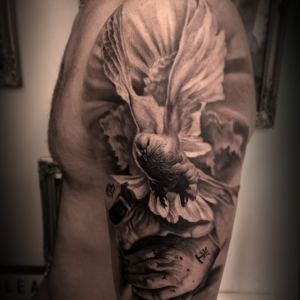 pasare tatuaj brat barbat pasare tatuaj brat barbat