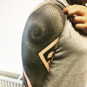 black-work-tattoo-geometric tatuaj brat barbat black work tattoo geometric