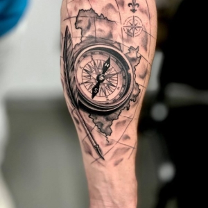 Tatuaj harta compas calatorie Tatuaj harta compas calatorie