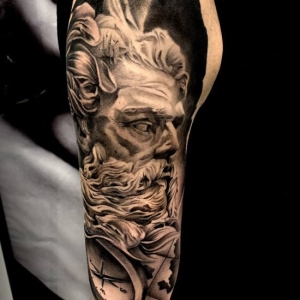 Tatuaj poseidon pe brat barbat Tatuaj poseidon pe brat barbat