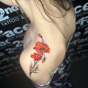 Tatuaj mac color femeie Tatuaj mac color femeie