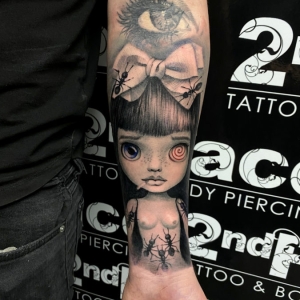 Tatuaj realistic femeie antebrat