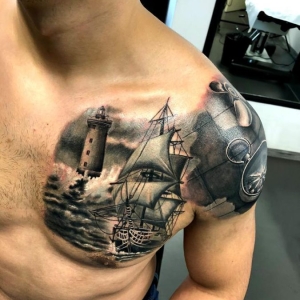 tatuaj corabie pe piept si umar barbat