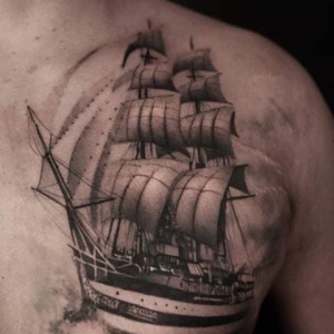 tatuaj cu corabie pe piept barbat