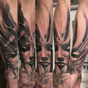 tatuaj cu fori femei antebrat