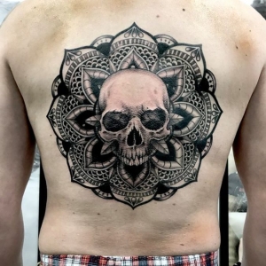 Tatuaj cu mandala si craniu spate