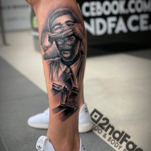 tatuaj cu masca pe picior barbat