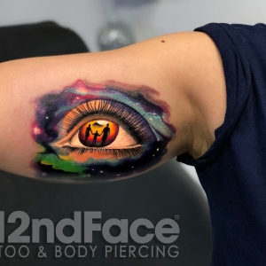 tatuaj cu ochi color pe mana barbat