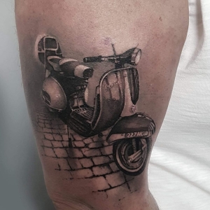 tatuaj cu scuter pe brat barbat