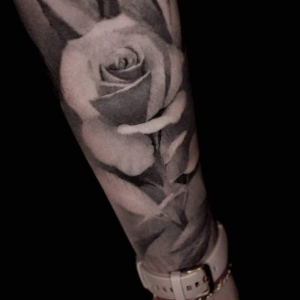 tatuaj cu trandafir pe mana femeie