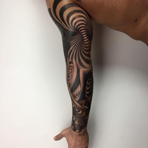 tatuaj geometic pe mana tatuaj geometic pe mana