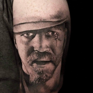 tatuaj portret barbat black and grey tatuaj portret barbat black and grey