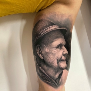Tatuaj portret Batran