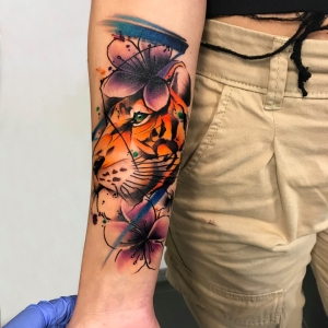 Tatuaj Antebrat Leu Color Abstract