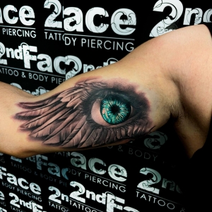 Tatuaj Biceps aripa cu ochi