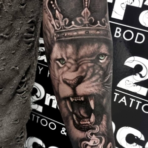 Tatuaj antebrat barbat leu cu coroana